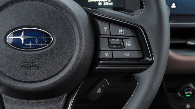 2026 आउटबॅक स्टीयरिंग व्हील नियंत्रणे