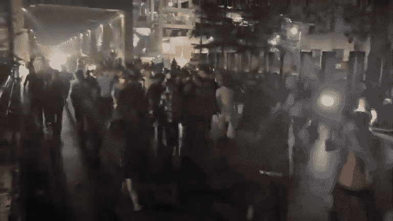 आंदोलक रस्त्यावर उतरताना दिसले.