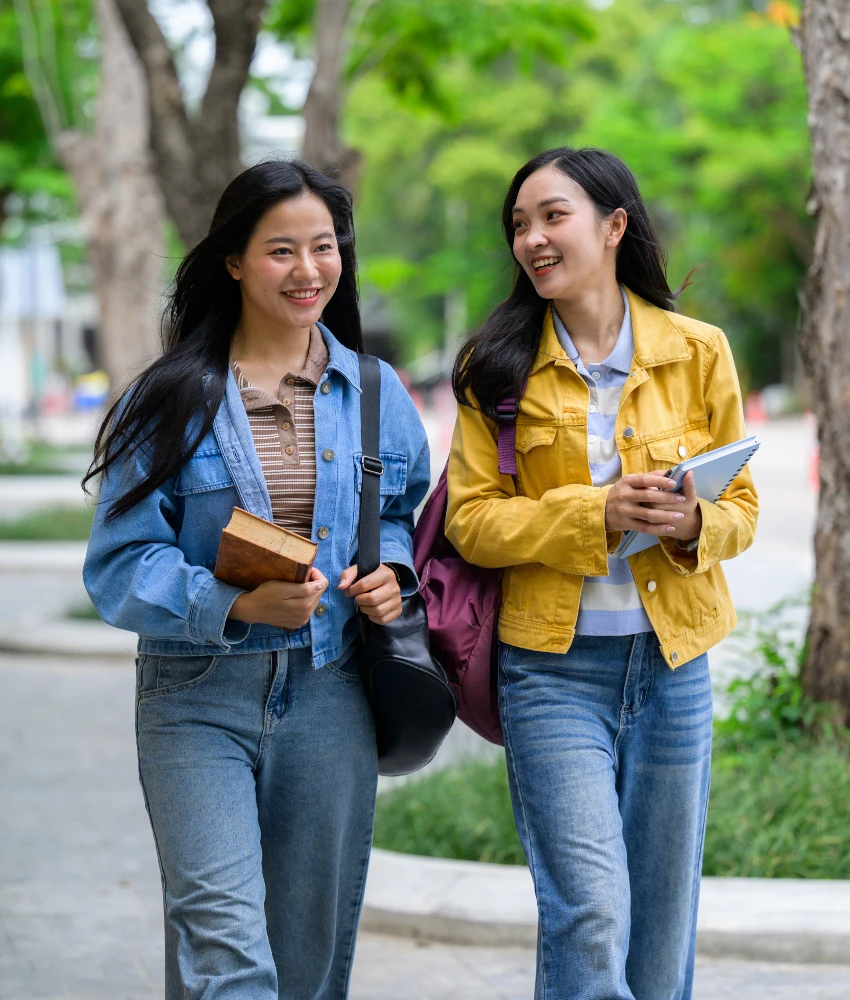 तरुण प्रौढ महिला महाविद्यालयात बोलत आहेत