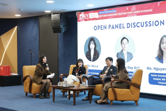 मिन्ह येन BUV येथे महत्त्वाचे वित्त आणि गुंतवणूक कार्यक्रम आयोजित आणि emcees. BUV च्या फोटो सौजन्याने