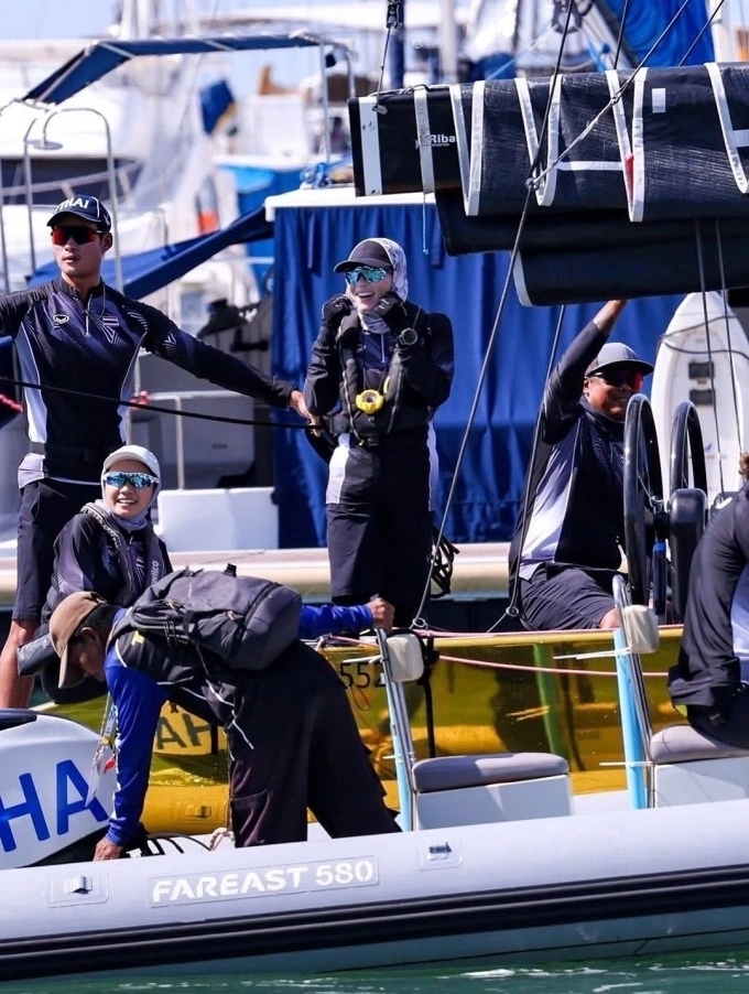 33व्या SEA गेम्समध्ये SSL47 कीलबोट स्पर्धेत शर्यतीपूर्वी थायलंडची राणी सुथिदा बजरसुधाबिमललक्षण (C). Instagram/@thairoyalfamily द्वारे फोटो