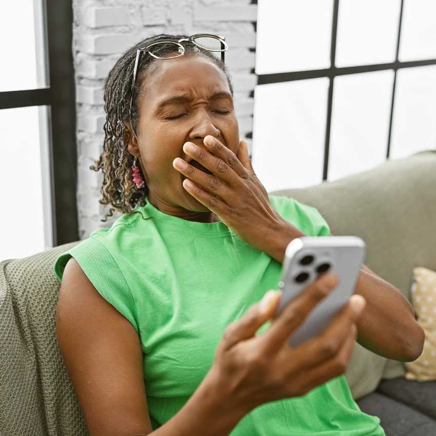 स्त्री जी मनोरुग्ण नाही कारण ती संसर्गजन्य जांभई देते