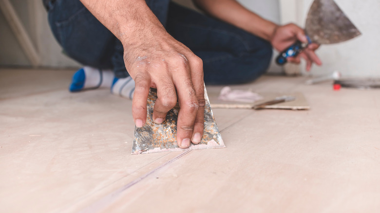 मजल्यावरील अंतर भरणारा माणूस