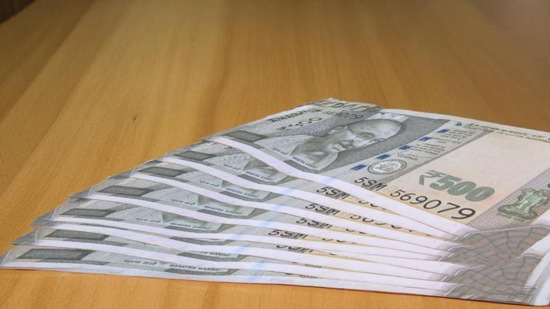 कमकुवत जागतिक संकेत, FII बहिर्वाह यामुळे रुपया घसरला