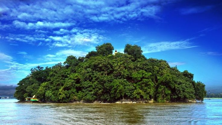 यात हे असू शकते: पाण्याच्या मधोमध असलेले बेट ज्यावर झाडे आहेत आणि त्याच्या वर निळे आकाश आहे