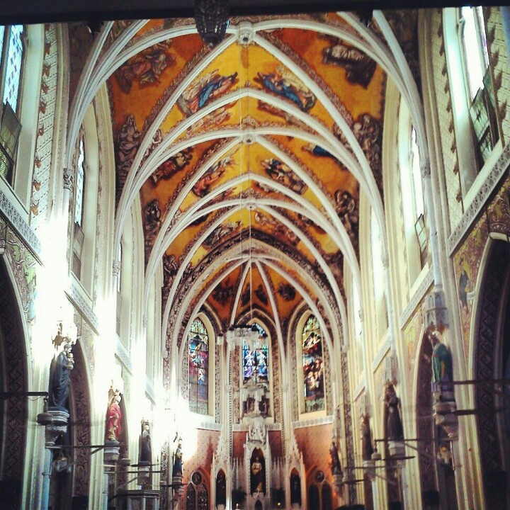 यात हे असू शकते: चर्चच्या आतील भागात उंच छत आणि काचेच्या खिडक्या