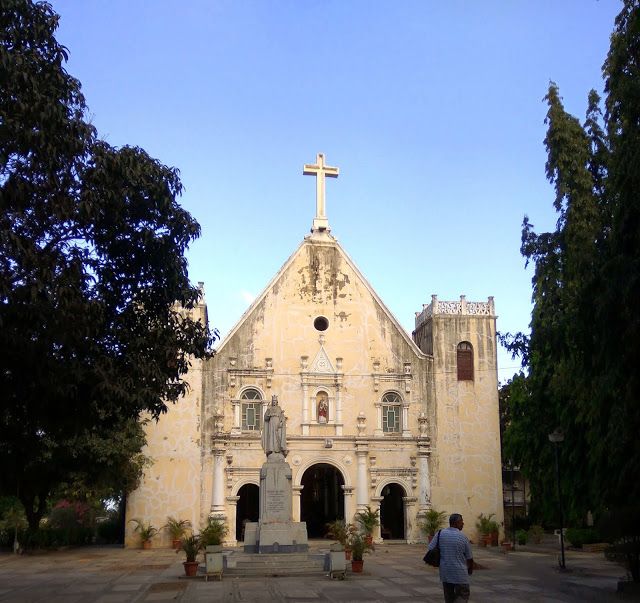 यात याचा समावेश असू शकतो: वर क्रॉस घेऊन जुन्या चर्चकडे चाललेला एक माणूस