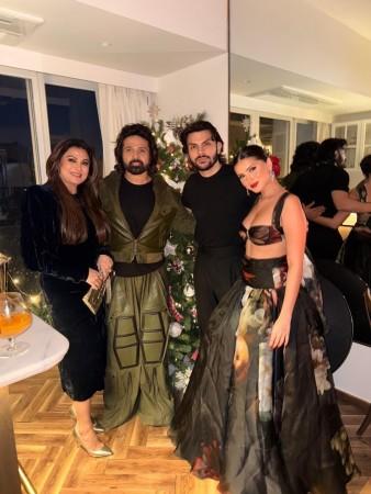 तारा सुतारिया ख्रिसमसच्या सुरुवातीच्या काळात तिच्या मैत्रिणींच्या समूहासह आणि तिचा प्रियकर वीर तिच्या शेजारी वाजली.