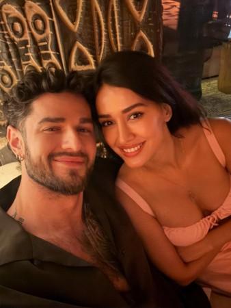 दिशाने वाइन कलरचा ड्रेस परिधान केला होता.