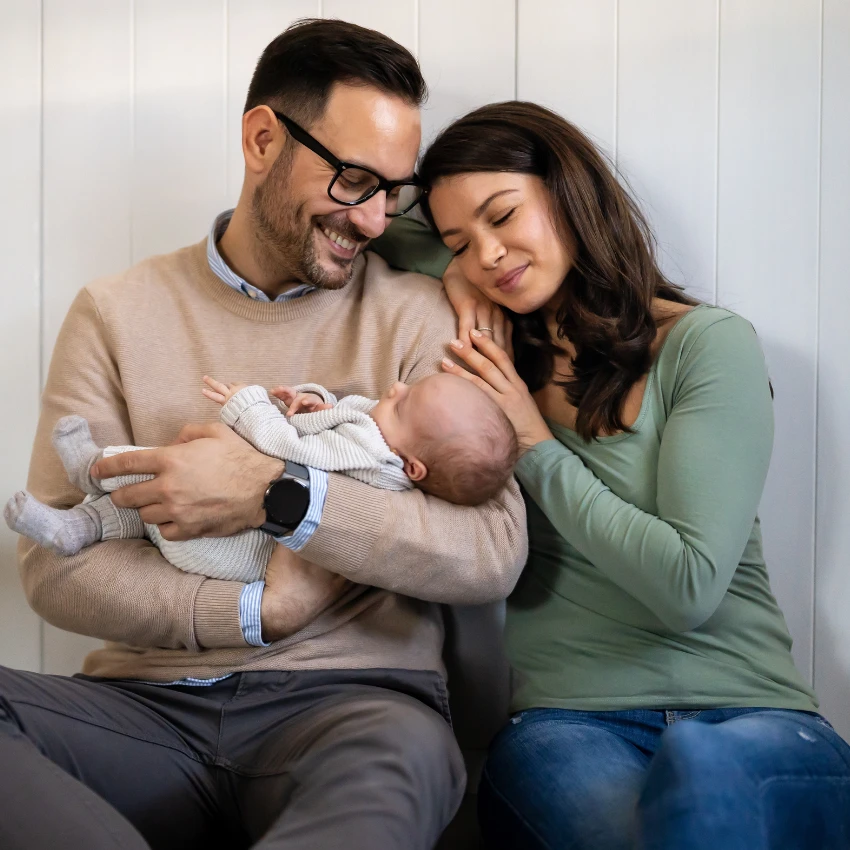 नवीन आईला तिच्या पतीकडून पाठिंबा मिळत आहे ज्यामुळे ती बाळंतपणानंतर बरी होऊ शकते