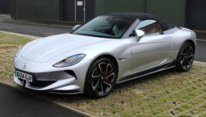 एमजी सायबरस्टर: इलेक्ट्रिक रोडस्टर भारतीय कार बाजारपेठेतील वेग, शैली आणि कार्यप्रदर्शन पुनर्परिभाषित करते