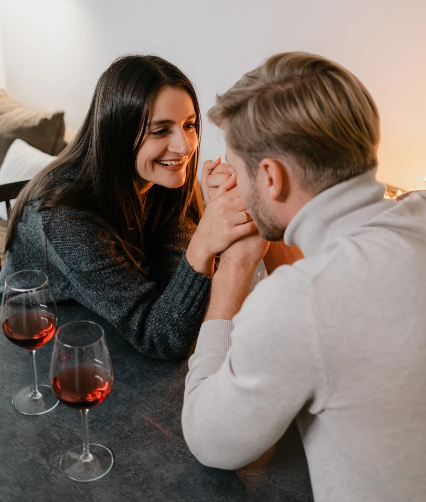 स्त्री आदर्श पुरुषासोबत जेवत आहे