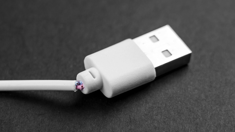 उघडलेल्या वायरिंगसह USB केबल.