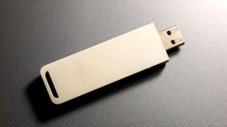 टेबलवर USB थंब ड्राइव्ह.