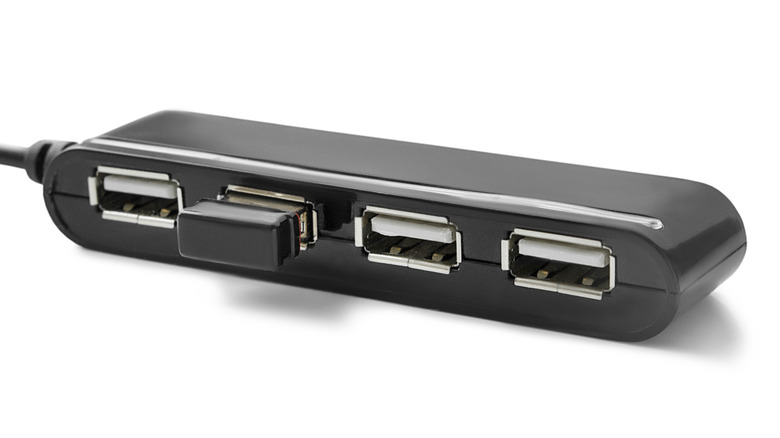 पांढऱ्या पार्श्वभूमीवर चार-पोर्ट USB हब.