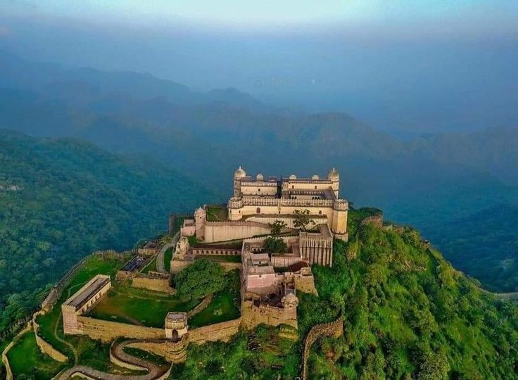 यात हे असू शकते: कोठेही नसलेल्या टेकडीच्या माथ्यावर असलेल्या किल्ल्याचे हवाई दृश्य