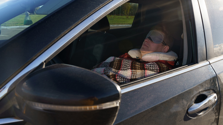 मानेची उशी आणि डोळ्याचा मास्क घालून गाडी चालवा