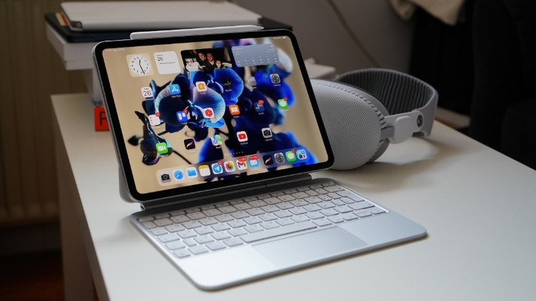 कीबोर्ड ऍक्सेसरीसह एक iPad Pro