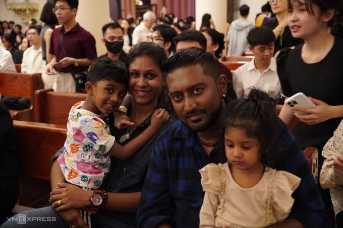 24 डिसेंबरच्या रात्री हो ची मिन्ह सिटीमधील टॅन डिन्ह चर्चमध्ये रायन्स कुटुंब. Tuan Anh द्वारे फोटो