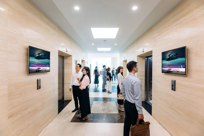 कंपनीची लिफ्ट जाहिरात स्क्रीन सिस्टम. चिसिलॉन डिजिटल मीडियाचे छायाचित्र सौजन्याने