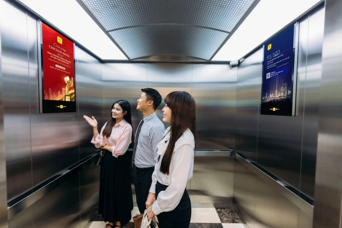 ऑफिस लॉबीमध्ये जाहिरात स्क्रीन स्थापित केल्या आहेत. चिसिलॉन डिजिटल मीडियाचे छायाचित्र सौजन्याने