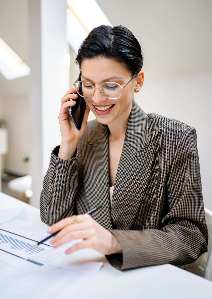 प्रमाणित कामाच्या आठवड्यात काम करणारी महिला