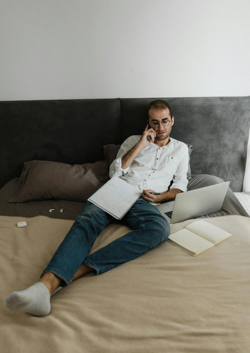 घरून काम करणारा माणूस