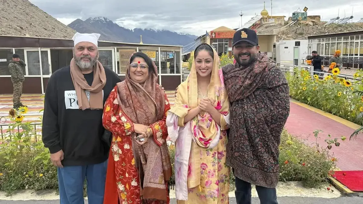 यामी आणि आदित्य कुटुंबासह