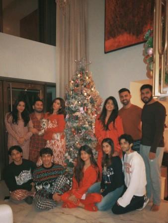 ख्रिसमस २०२५: जान्हवी, खुशी श्रीदेवी, बोनीची मिनी फिगर ऑन ट्री, रणबीर, नीतू यांनी सोनी राझदानच्या पार्टीला हजेरी लावली; गौरव खन्ना पत्नीचे चुंबन घेतो