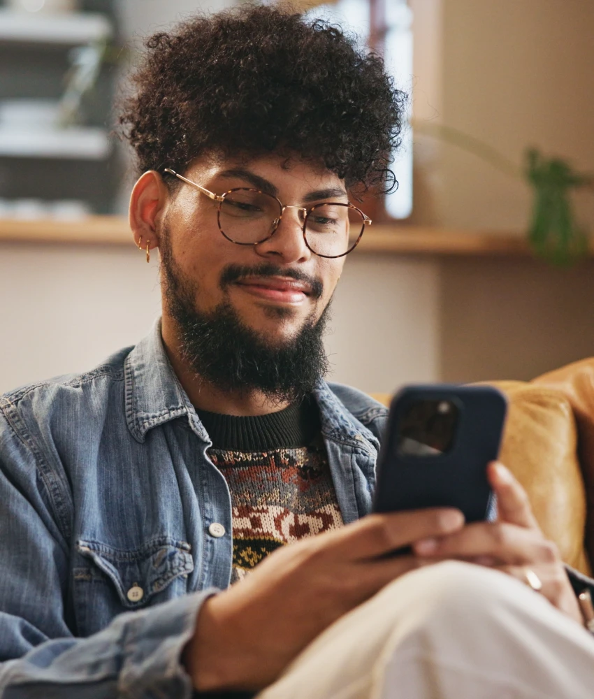 पलंगावर फोन वापरणारा जनरल z माणूस