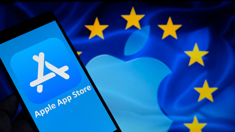 अग्रभागी Apple लोगो आणि iPhone सह युरोपियन युनियन ध्वज
