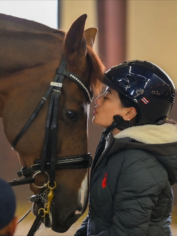 राजकुमारी सिरिवन्नावरी यांनी वयाच्या नऊव्या वर्षी घोडेस्वारी सुरू केली. Instagram/@hrhsirivannavari वरून फोटो