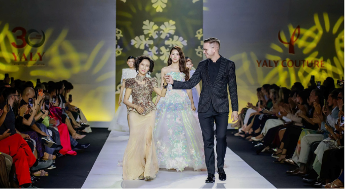 Yaly Coutures संस्थापक Trinh Diem Quynh (L) दक्षिण आफ्रिकन डिझायनर Casper Bosman (R) सह. Yaly Couture च्या फोटो सौजन्याने