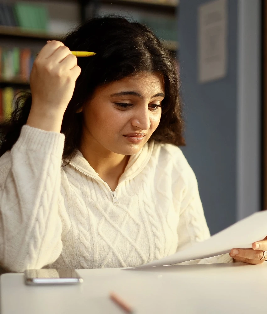 हायस्कूलचे विद्यार्थी काम करताना गोंधळलेले