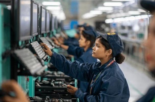 सोशल मीडिया प्लॅटफॉर्म X वर अनेक पोस्ट्समध्ये, वैष्णव म्हणाले की, देशाने गेल्या 11 वर्षांत इलेक्ट्रॉनिक निर्यात आठपट वाढवली आहे, मुख्यत्वे उत्पादन लिंक्ड इन्सेंटिव्ह स्कीमच्या धोरण समर्थनामुळे.