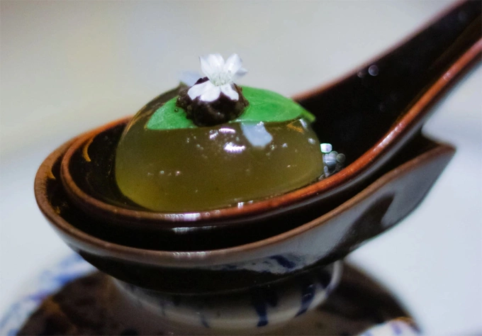 रेस्टॉरंटमध्ये विचित्र आण्विक फो बॉल. फोटो: पॉट ऑ फो