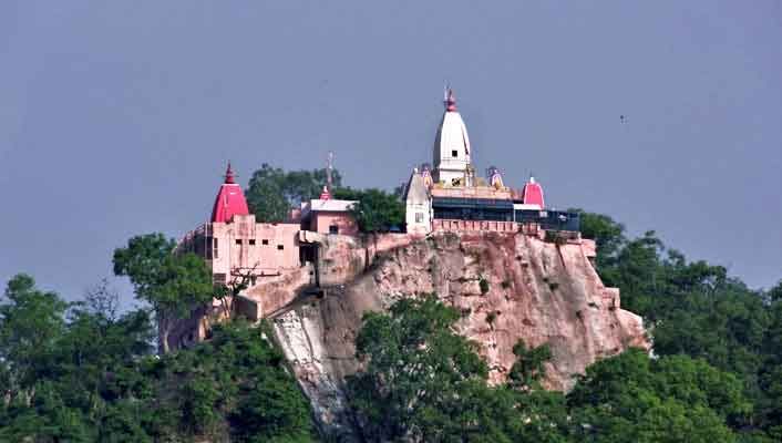 यात हे असू शकते: झाडांनी वेढलेल्या डोंगराच्या माथ्यावरचा किल्ला