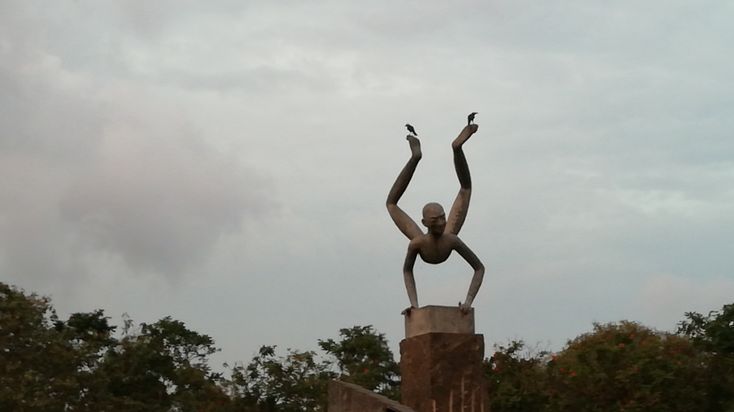 यात हे असू शकते: एक पुतळा आहे ज्याच्या पाठीवर पक्षी आहेत आणि हात हवेत आहेत