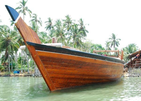 यात याचा समावेश असू शकतो: पाण्यात जुनी लाकडी बोट