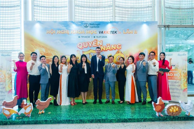 निकलास बिर्कनर (8वी, एल) आणि बोहरिंगर इंगेलहेम व्हिएतनामची प्राणी आरोग्य टीम. Boehringer Ingelheim व्हिएतनाम च्या फोटो सौजन्याने