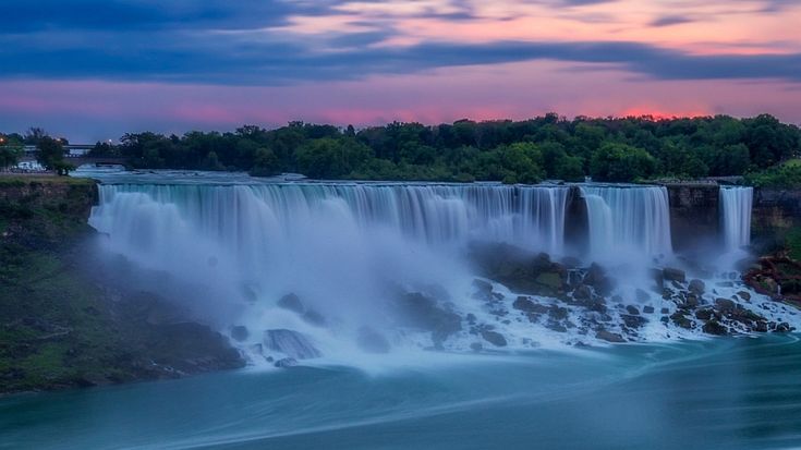 यात हे असू शकते: सूर्यास्ताच्या वेळी त्यातून ओतणारा पाण्याचा धबधबा
