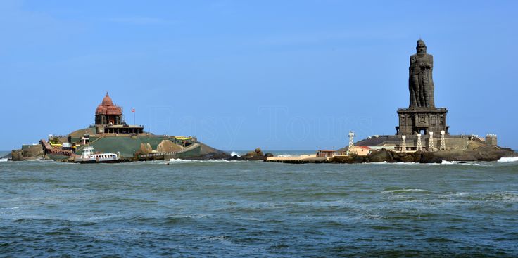 यात हे असू शकते: समुद्राच्या मध्यभागी असलेले बेट एका बाजूला दीपगृह आणि दुसऱ्या बाजूला टॉवर