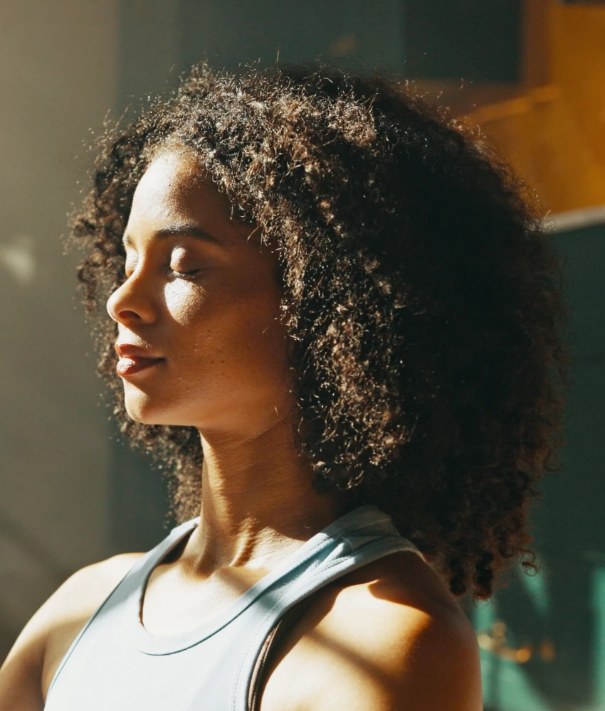 आरामशीर व्यक्ती ताण हाताळण्याचा मार्ग दाखवत श्वासावर लक्ष केंद्रित करते