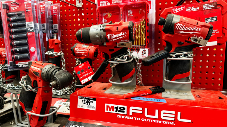 स्टोअर शेल्फ् 'चे अव रुप वर मिलवॉकी उत्पादने