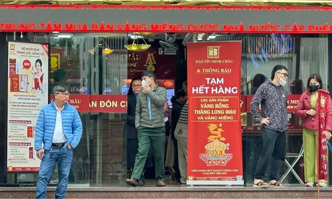 ग्राहक हनोई मधील बाओ टिन मिन्ह चाऊ स्टोअर सोडतात जेथे स्टॉक संपलेले चिन्ह प्रदर्शित केले जाते. VnExpress/Trong Hieu द्वारे फोटो