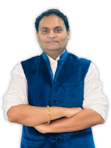 अपूर्व मोदी, संस्थापक आणि मुख्य कार्यकारी अधिकारी, मीडिया, कंटेंट अँड मोबिलिटी व्हेंचर्स 2025 यांनी जाहिरात आणि मार्केटिंगसाठी, विशेषत: डिजिटल आणि OTT प्लॅटफॉर्मवर निर्णायक बिंदू म्हणून चिन्हांकित केले, कारण उद्योगाने संभाषण निखालस प्रमाणापासून वास्तविक पदार्थ आणि सांस्कृतिक सुसंगततेकडे नेले. या वर्षी आम्ही जे पाहिले ते डोळ्यांच्या बुबुळांचा पाठलाग करण्याबद्दल कमी आणि अर्थपूर्ण लक्ष तयार करण्याबद्दल अधिक होते जे ग्राहक माध्यमांच्या सवयी वेगाने विकसित झाल्यामुळे दीर्घकालीन प्रतिबद्धतेत अनुवादित होते.  आकड्यांवर एक नजर टाकल्यास असे दिसून येते की ही शिफ्ट अकल्पित नाही, ती पद्धतशीर आहे. भारतातील डिजिटल मार्केटिंगवरील Ipsos अहवालानुसार, एकट्या डिजिटल जाहिरातींनी FY25 मध्ये अंदाजे ₹49,000 कोटी गाठले आहे, जे एकूण जाहिरात बाजारपेठेतील 44% हिस्सा आहे. हे वर्चस्व प्रतिबिंबित करते की प्रेक्षक त्यांचा बहुसंख्य मीडिया वेळ ऑनलाइन घालवतात हे ओळखून, ब्रँड्स डिजिटल चॅनेलसाठी बजेट कसे वाढवत आहेत.  जागतिक स्तरावर, डिजिटल जाहिरात महसुलाने सलग 16 व्या वर्षी त्याचा दुहेरी अंकी वाढीचा ट्रेंड सुरू ठेवला आहे, आर्थिक अनिश्चितता असतानाही डिजिटल चॅनेलची लवचिकता आणि चैतन्य पुन्हा सिद्ध केले आहे. eMarketer च्या 2025 च्या मध्यातील अंदाजाने या निरंतर विस्ताराची पुष्टी केली, हे संकेत देते की जाहिरातदार डिजिटलपासून मागे हटत नाहीत तर ते या प्लॅटफॉर्मवर प्रेक्षकांना कसे गुंतवून ठेवतात हे सुधारत आहेत.  या वर्षातील सर्वात परिवर्तनीय बदलांपैकी एक म्हणजे सामग्री वापराचे नमुने आणि जाहिरात गुंतवणुकीची पुनर्रचना कशी झाली. Nielsen च्या 2025 च्या वार्षिक विपणन अहवालानुसार, 56% विपणकांनी OTT/Connected TV (CTV) वर वर्षानुवर्षे खर्च वाढवण्याच्या योजनांची नोंद केली आहे, तर जवळजवळ दोन तृतीयांश लोकांचा असा विश्वास आहे की रिटेल मीडिया नेटवर्क मीडिया मिक्समध्ये वाढती भूमिका बजावतील. हे बदल अधोरेखित करतात की विपणक यापुढे OTT ला एक विशिष्ट चॅनेल मानत नाहीत; हे एकात्मिक माध्यम धोरणांचे मुख्य स्तंभ बनले आहे.  या बदलांचे कारण काय आहे हे स्पष्ट आहे: ग्राहक त्यांच्या सामग्री निवडींमध्ये वाढत्या प्रमाणात निवडक आहेत, संबंधित, सांस्कृतिकदृष्ट्या आधारभूत कथांना अनुकूल आहेत. या ट्रेंडने OTT जाहिरातींचा आकार बदलला आहे, जेथे सबस्क्रिप्शन आणि जाहिरात समर्थन एकत्रित करणारे संकरित कमाई मॉडेल जागतिक स्तरावर आकर्षित होत आहेत कारण प्लॅटफॉर्म पारंपारिक पेवॉलच्या पलीकडे शाश्वत वाढ शोधतात. विश्लेषकांचा असा अंदाज आहे की जागतिक OTT जाहिरात महसूल 2025 मध्ये $400 अब्ज पेक्षा जास्त असू शकतो जो ब्रँड कम्युनिकेशन्सवर चॅनेलच्या वाढत्या प्रभावाचा दाखला आहे.  या बदलत्या संदर्भात, 2025 हे वर्ष पुन्हा ब्रँड बिल्डिंगसाठी कामगिरीचे वर्ष ठरले. विपणकांना हे लक्षात आले की अल्पकालीन ROI दीर्घकालीन विश्वास निर्माणासह एकत्र असणे आवश्यक आहे, आणि हे पुनर्कॅलिब्रेशन उदयोन्मुख सर्वोत्तम पद्धतींमध्ये दिसून आले: डेटा-नेतृत्वातील सर्जनशीलता, समुदाय-प्रथम प्रतिबद्धता, आणि सामग्री धोरणे जे केवळ पोहोचापेक्षा प्रासंगिकतेला प्राधान्य देतात. सामाजिक व्हिडिओ, वापरकर्त्याने व्युत्पन्न केलेली सामग्री आणि निर्मात्याचे सहकार्य यांसारखे चॅनेल अधिकाधिक अशा जागा बनले आहेत जिथे वर्णनात्मक खोली आणि सत्यता अनाहूत जाहिरातींना मागे टाकते. Deloitte चा डिजिटल मीडिया ट्रेंड अहवाल हायलाइट करतो की कसे प्लॅटफॉर्म व्हिडिओ, सोशल, गेमिंग आणि ऑडिओ फॉरमॅट्सवर ठराविक लक्ष वेधण्यासाठी स्पर्धा करत आहेत याचा अर्थ संदर्भानुसार संबंधित सामग्री ऑफर करणारे ब्रँड मर्यादित लक्ष देणारी अर्थव्यवस्था जिंकत आहेत.  2025 जाहिरात आणि विपणन मध्ये: रीच पासून रेझोनन्स पर्यंत - संस्थापकाचा दृष्टीकोन शेवटी, 2026 मधील विजेते हे ब्रँड असतील जे लक्ष एक विशेषाधिकार म्हणून समजतात, एक हक्क डिझाइन करणाऱ्या मोहिमा नाहीत जे ग्राहक कसे गुंतणे निवडतात याचा आदर करतात, अंतर्दृष्टी जबाबदारीने वापरतात आणि वैयक्तिक व्यवहारात टिकणारे मूल्य तयार करतात."

