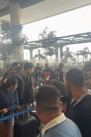 लखनौ विमानतळावर रांगेत उभे राहण्यावरून झालेल्या वादातून प्रवाशांमध्ये हाणामारी झाली. एका प्रवाशाने दुसऱ्या प्रवाशाला लाथ मारली आणि धक्काबुक्की केली.