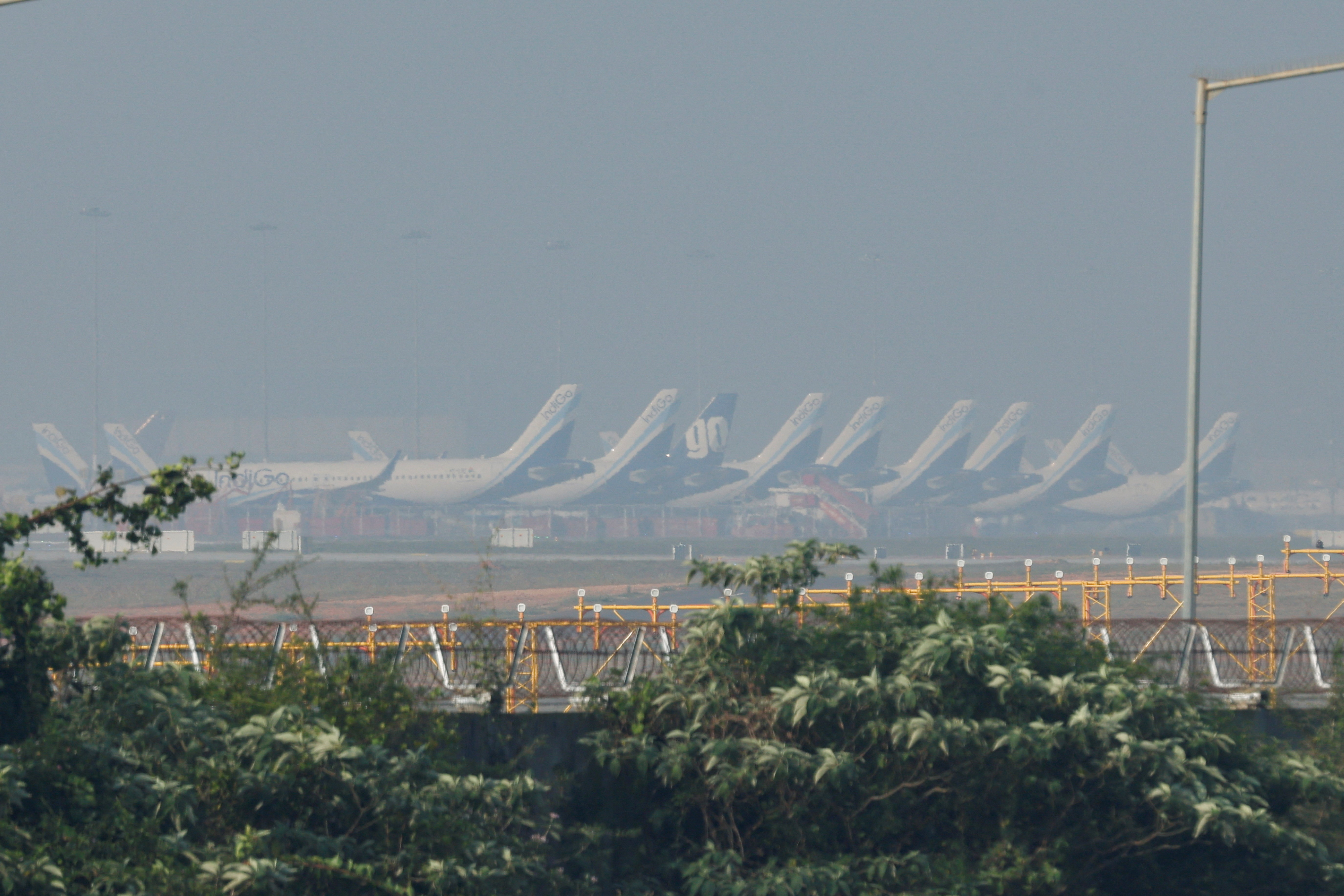 बेंगळुरू विमानतळावर क्रूच्या कमतरतेमुळे, इंडिगोची अनेक उड्डाणे ग्राउंड केलेली म्हणजेच पार्क केलेली दिसली.