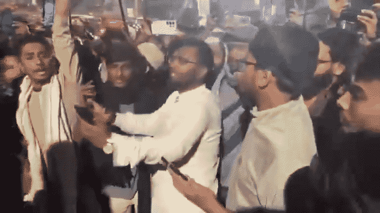 हादीच्या मृत्यूचा निषेध करण्यासाठी लोक रस्त्यावर उतरले. यावेळी आंदोलकांनी जोरदार घोषणाबाजी केली.