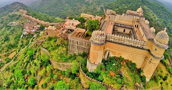 यात हे समाविष्ट असू शकते: डोंगरावरील किल्ल्याचे हवाई दृश्य